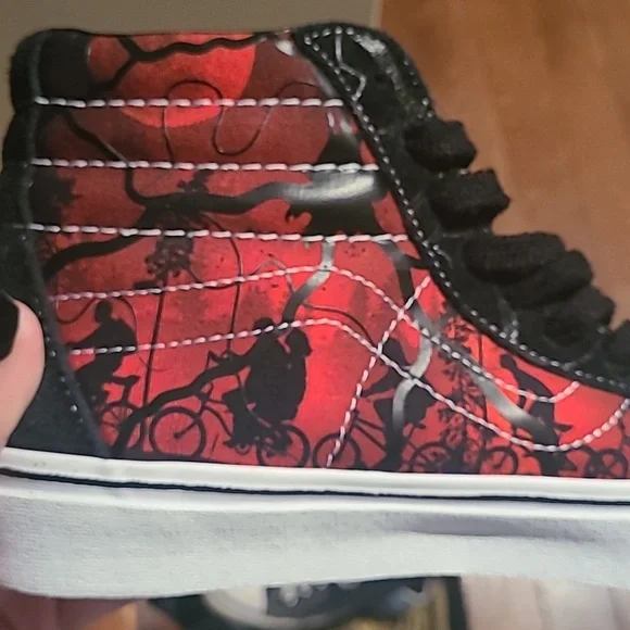 Stranger Things x Sk8-Hi Reissue 'Upside Down' Vans - Picture 9 of 11